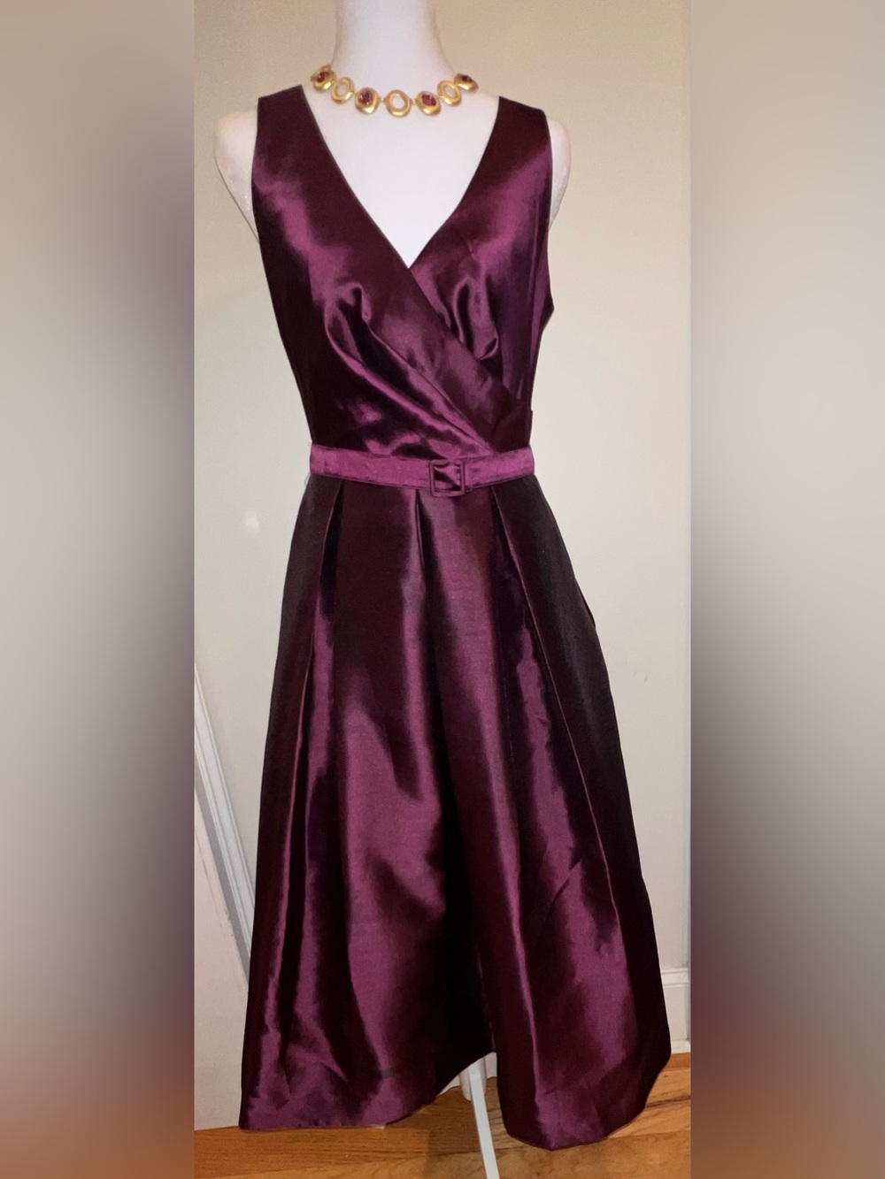 Donna Karan Midi Dress.  New with Tags.
Size: 2.  Retail: $299.  Asking: $179.